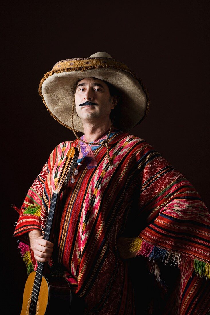 Ein typisch mexikanisch gekleideter Mann mit Gitarre