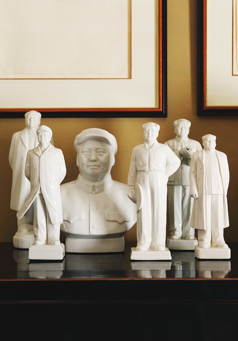 Porzellan Figuren von Mao Zedong auf Holzkommode