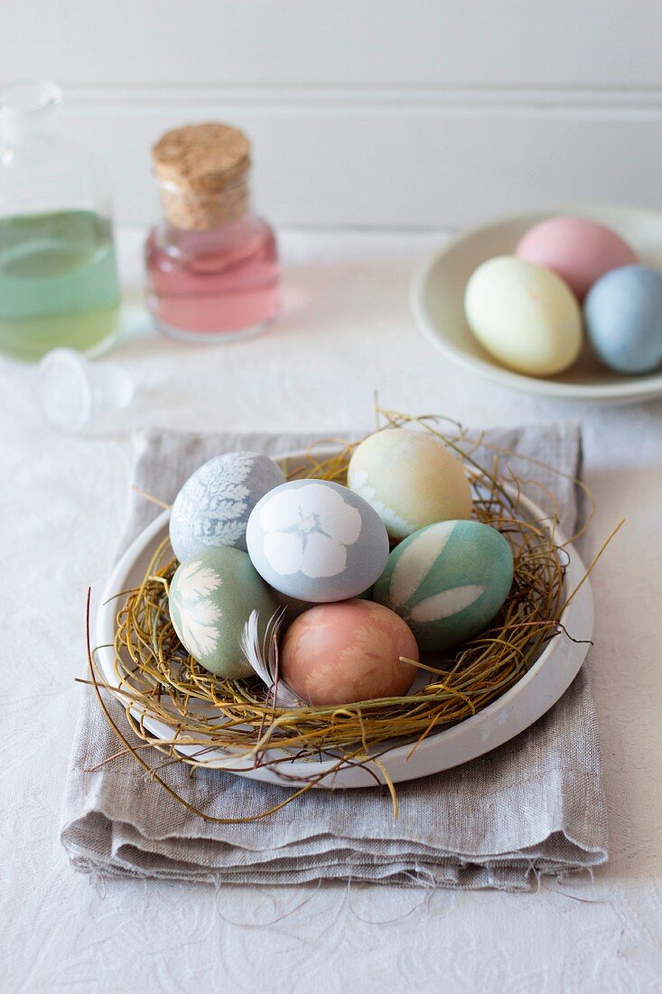 Osternest mit pastellfarbenen Eiern