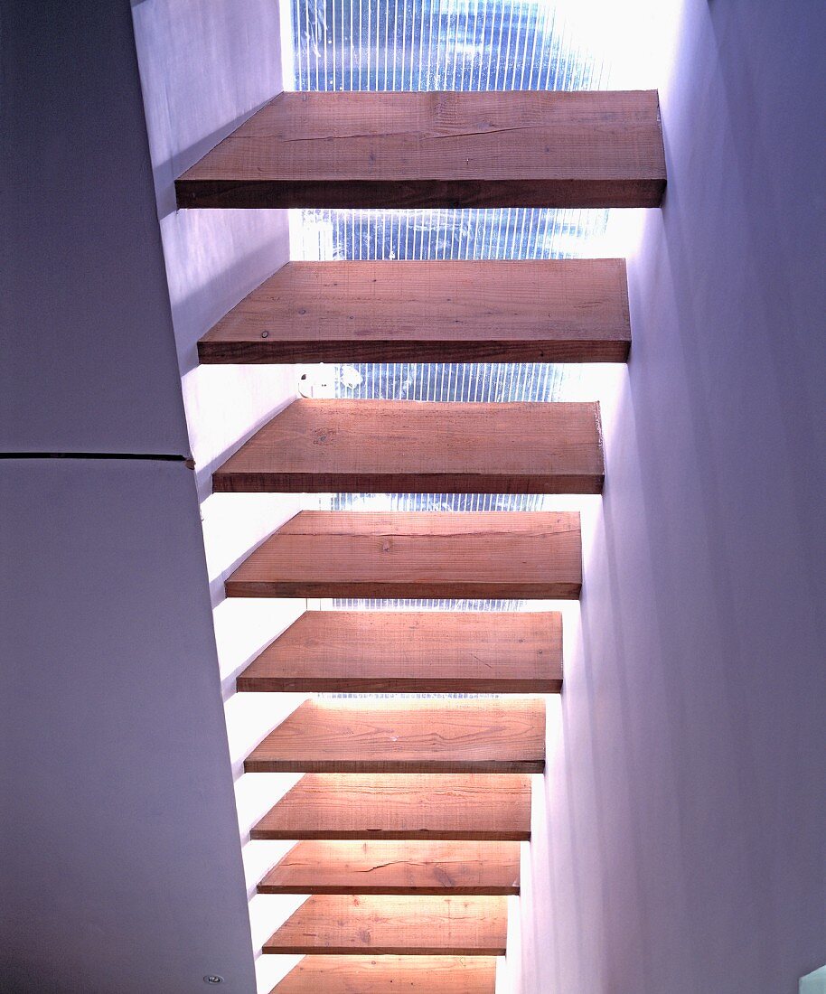 Blick auf Holzbretterkonstruktion unter Oberlicht iim Deckenbereich