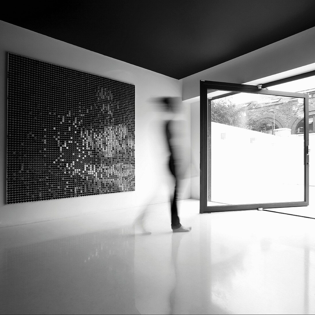 Modernes Bild im minimalistischen Raum mit drehbarer raumhoher Fensterscheibe