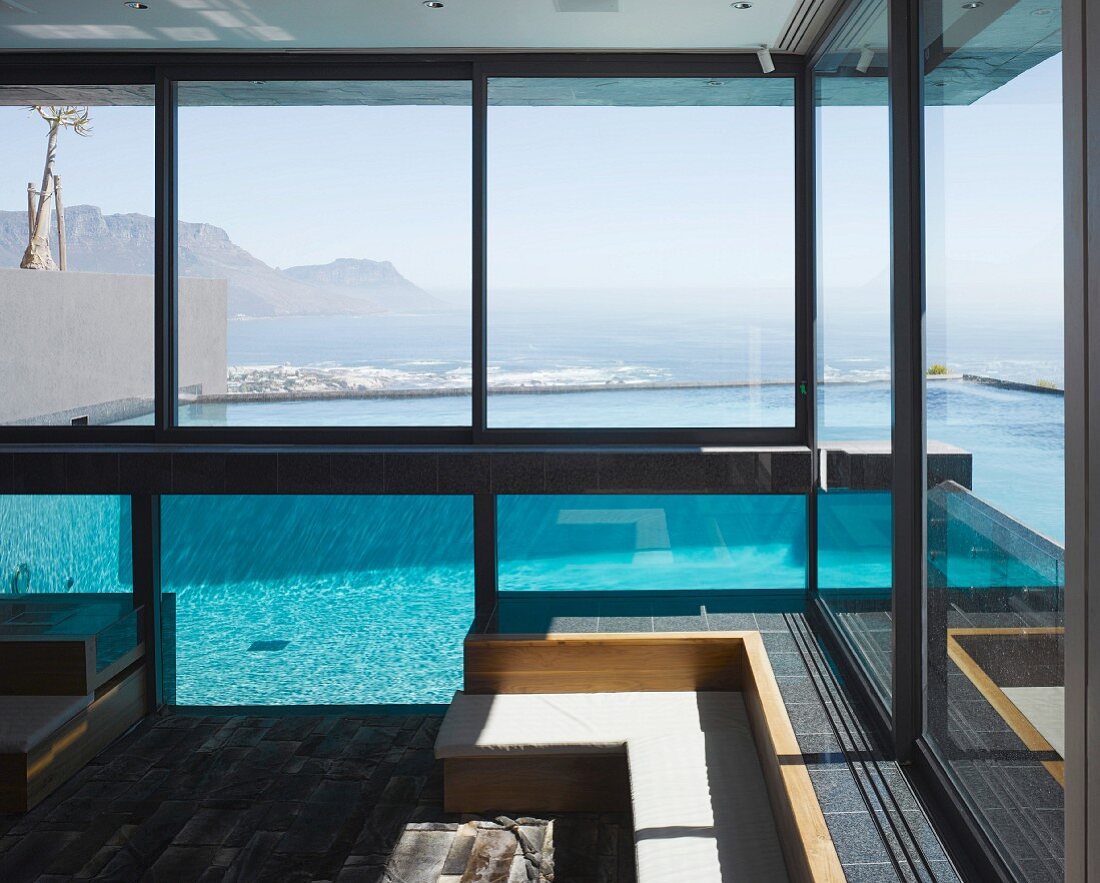Moderner minimalistischer Wohnraum in zeitgenössischem Haus mit Panoramablick auf das Meer