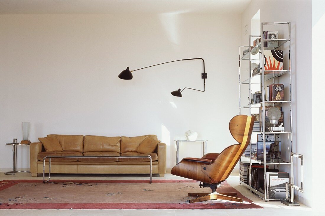Sessel und Wandlampe aus Bauhauszeit vor hellbraunem Ledersofa in Wohnraumecke
