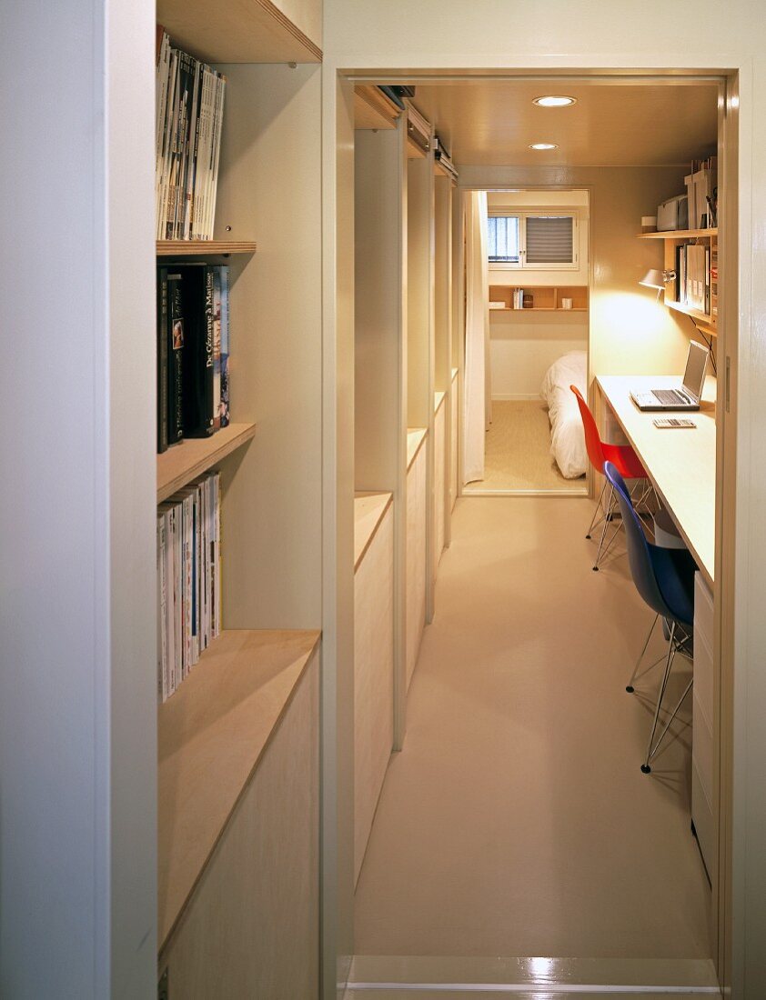 Blick durch Türöffnung in schmalen Gang mit integriertem Home Office