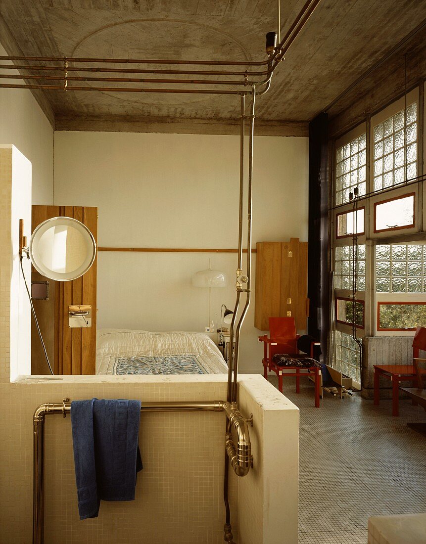 Offene improvisierte Dusche im Schlafbereich einer Industriehalle