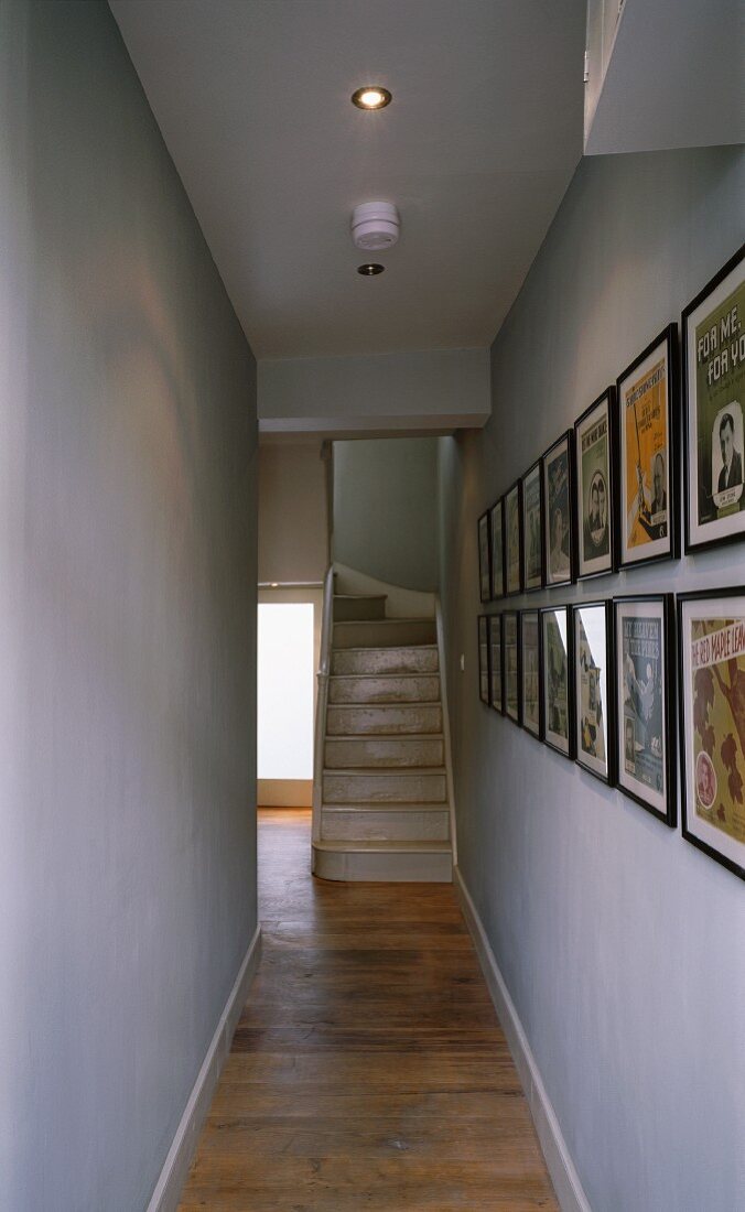 Bildergalerie im schmalen Flur und Treppenaufgang