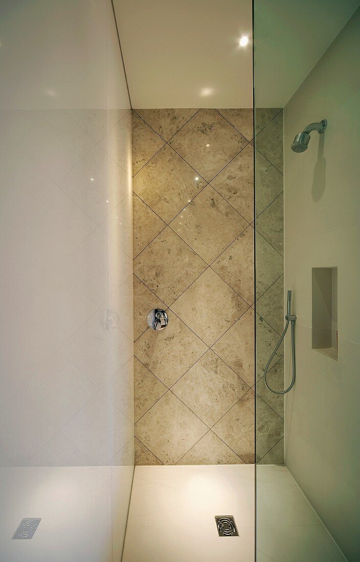 Bad mit verglastem Duschbereich