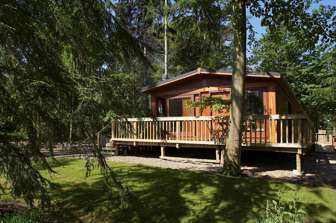Wochenendhaus aus Holz mit Veranda im Wald