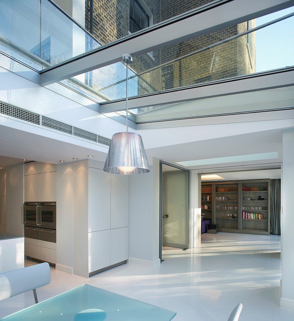 Offener Wohnraum im modernen Anbau mit Glasdach und Stahlkonstruktion