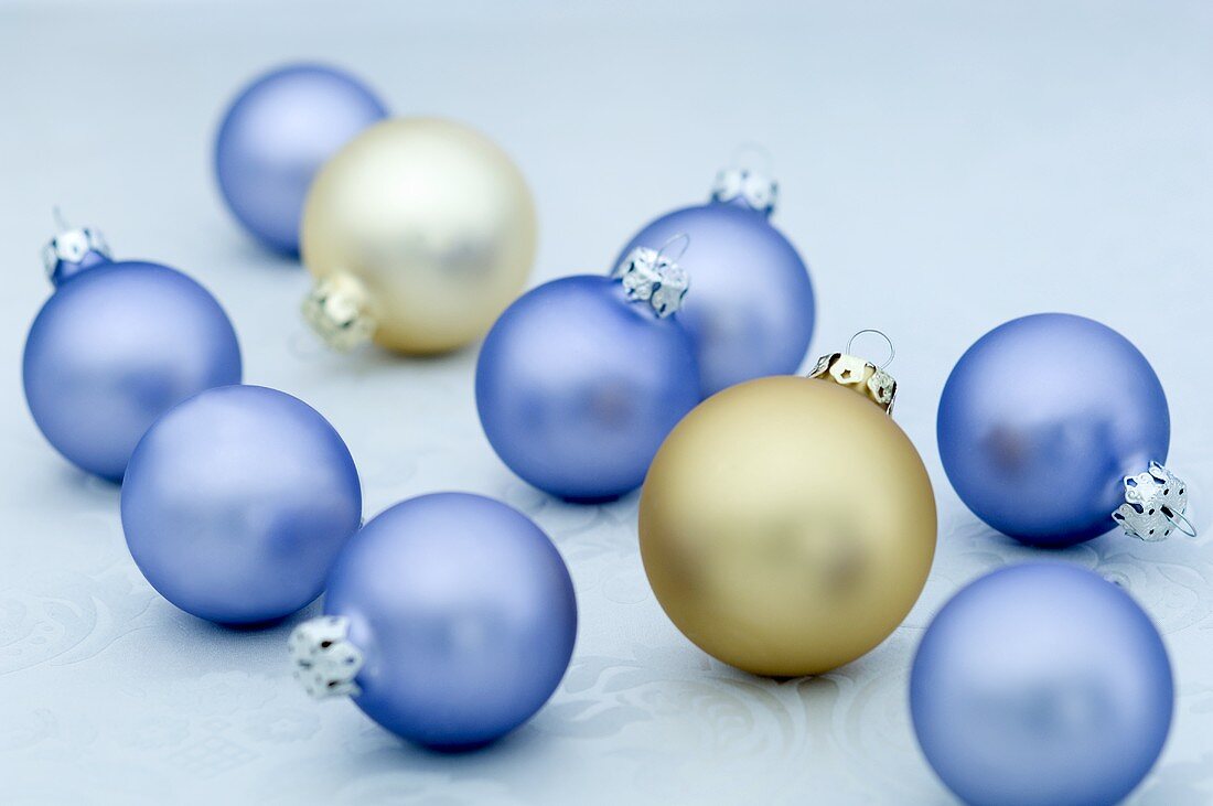 Blaue und goldene Weihnachtskugeln
