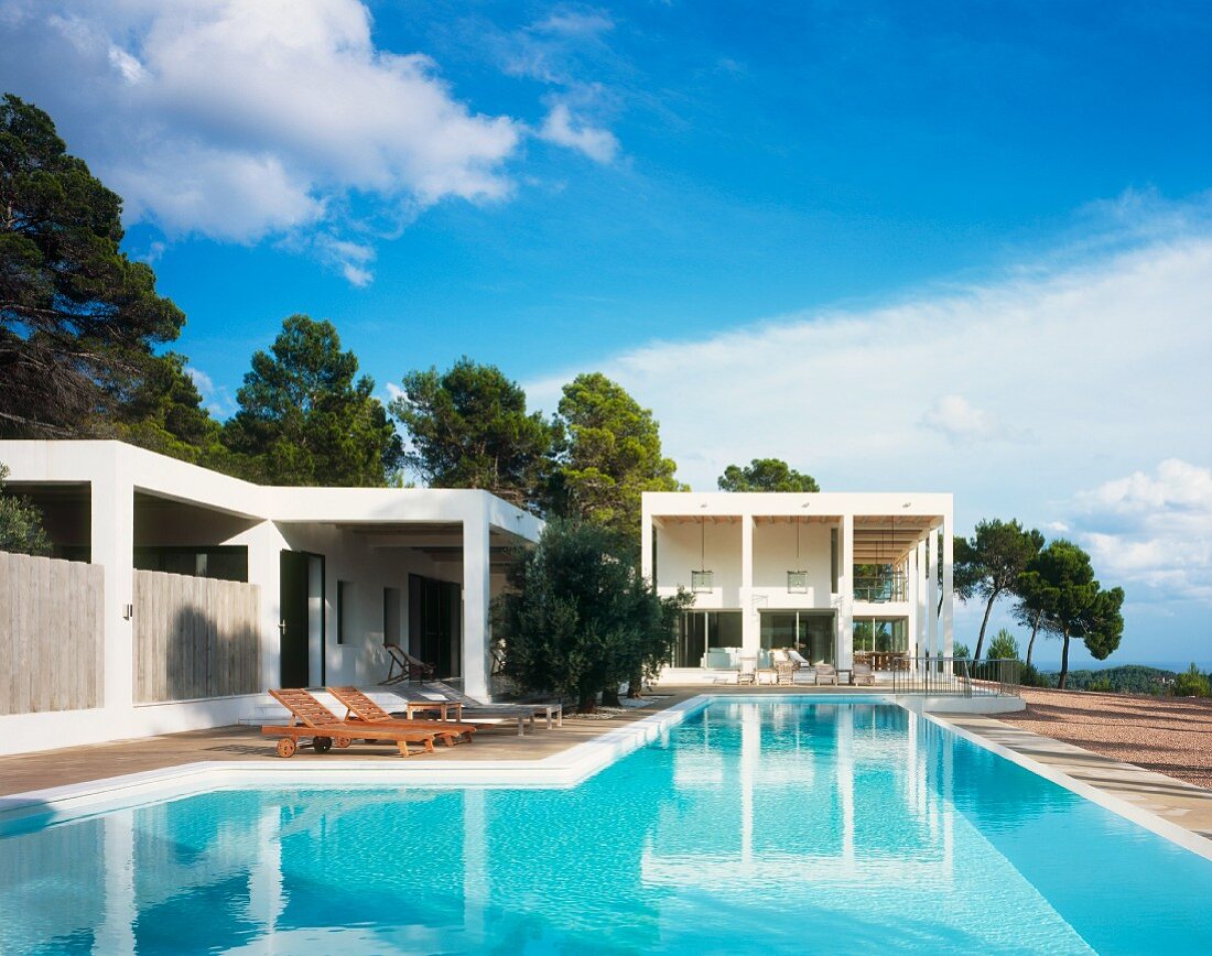 Pool vor zeitgenössischer weisser Villa in Mediterraner Landschaft