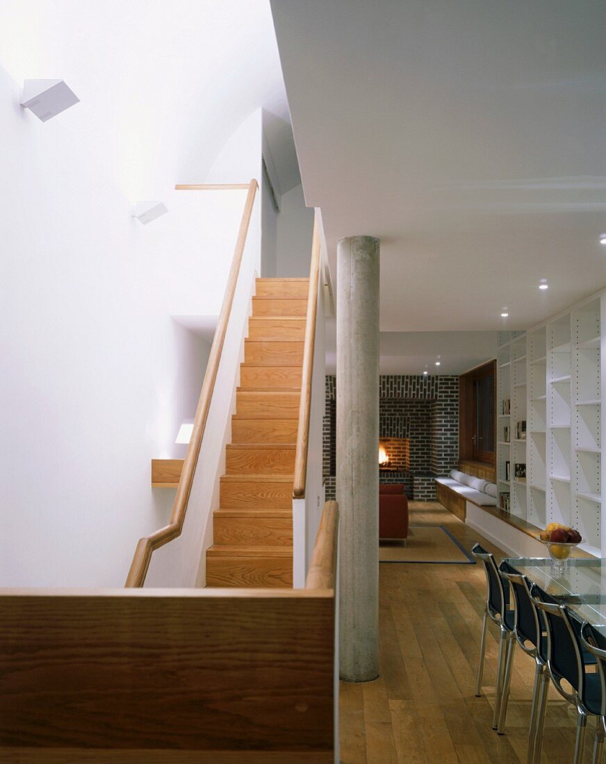 Offener Wohn- und Essraum mit Treppe aus Holz im modernen Haus