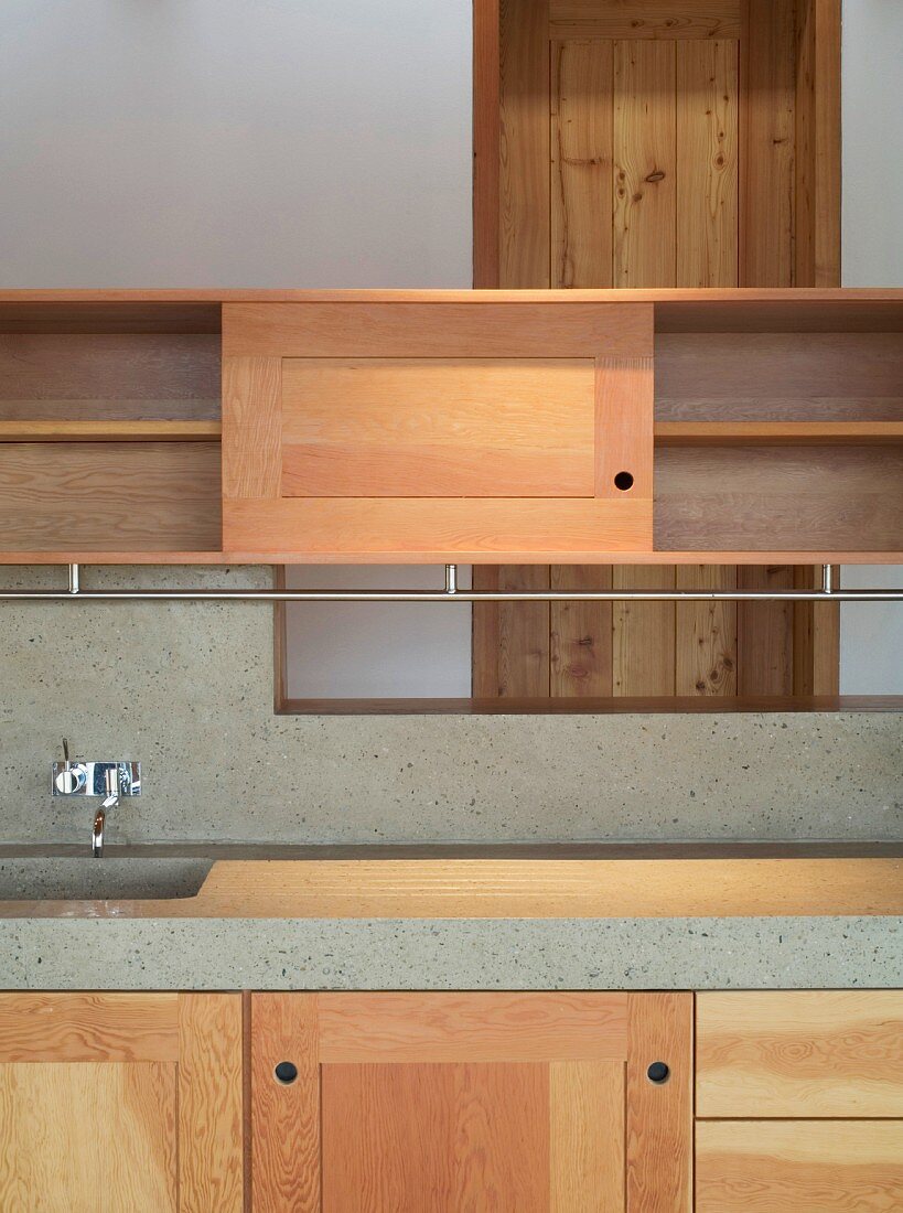 Massgefertigte Küchenschränke aus Massivholz und Arbeitsplatte mit integrierter Spüle aus Stein