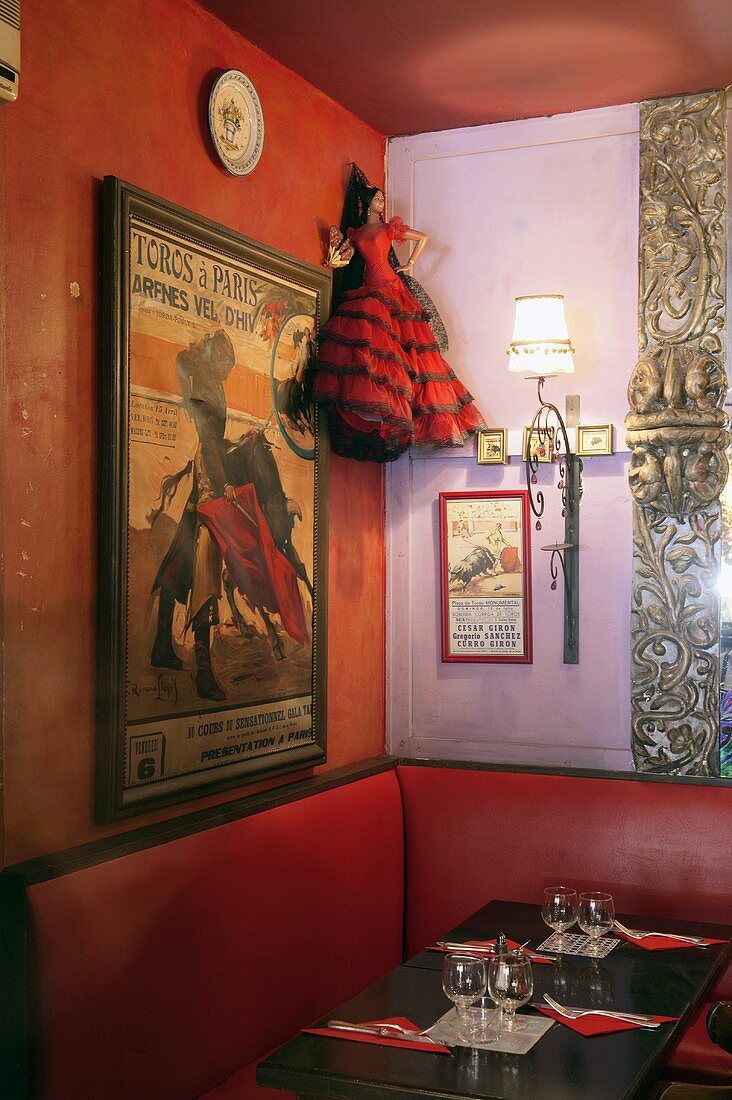 Eine Puppe als Flamencotänzerin in einer Tapas-Bar