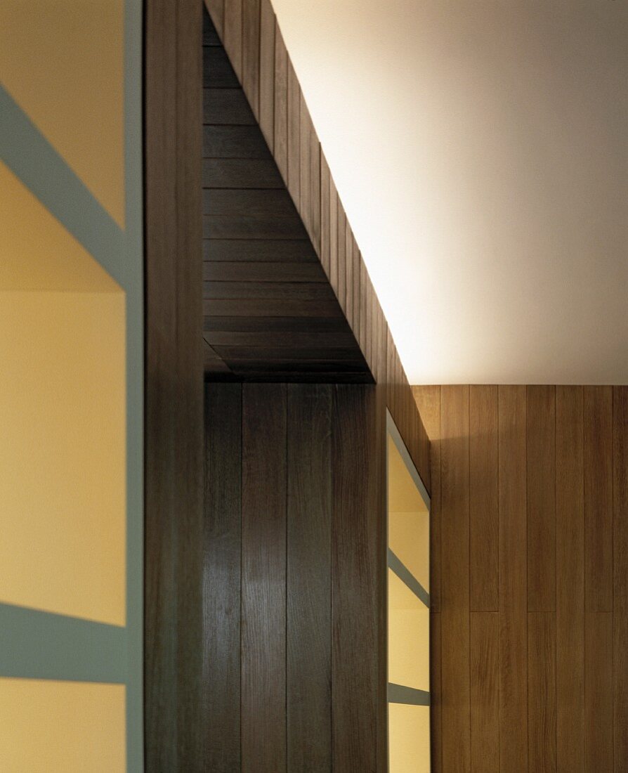 Holzeinbau mit integrierten weissen Regalen und indirektem Licht unter Decke