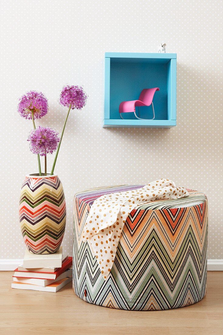 Hocker, Bodenvase mit Lauchblüte und Mini Wandbord