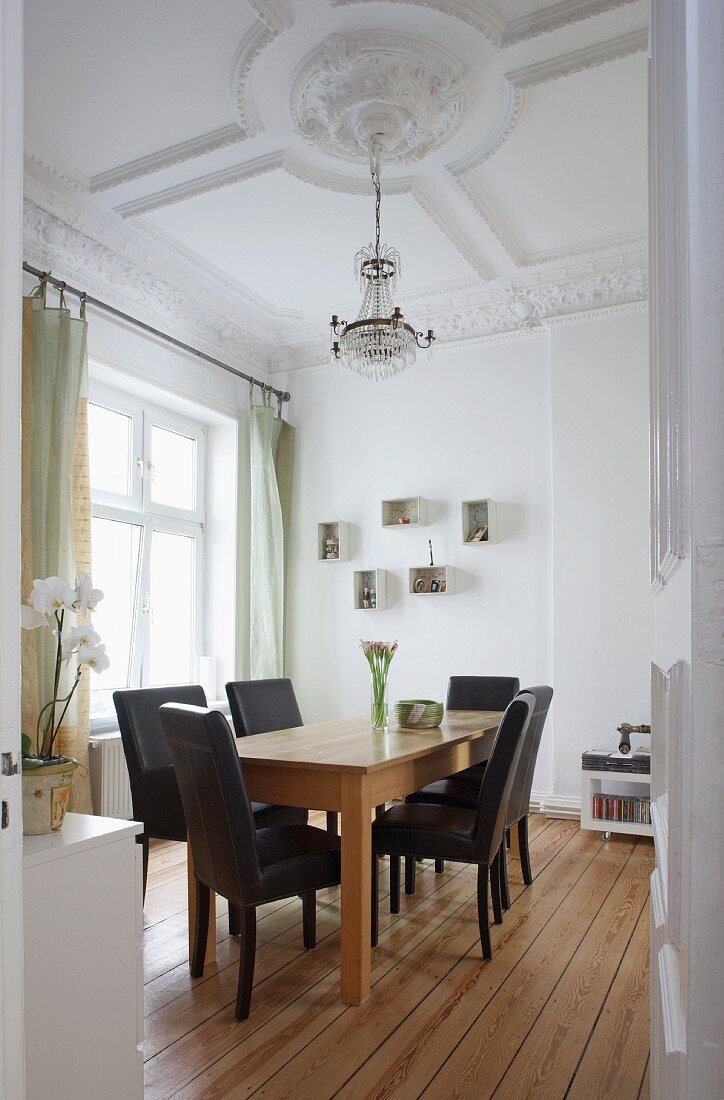 View of a dining room with a stucco ceiling in an old apartment