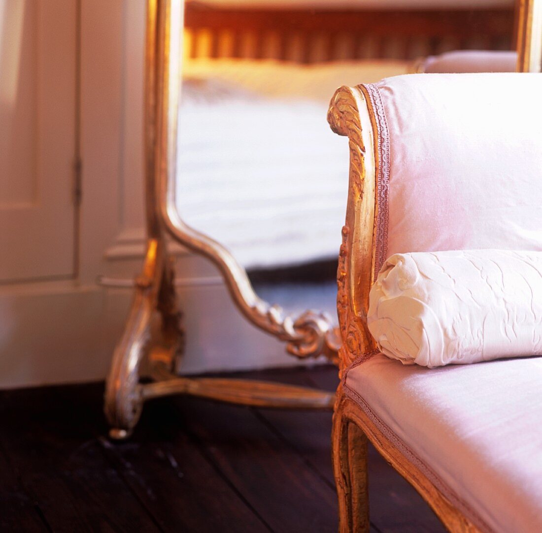 Antiker Stuhl mit rosa Seidenbezug