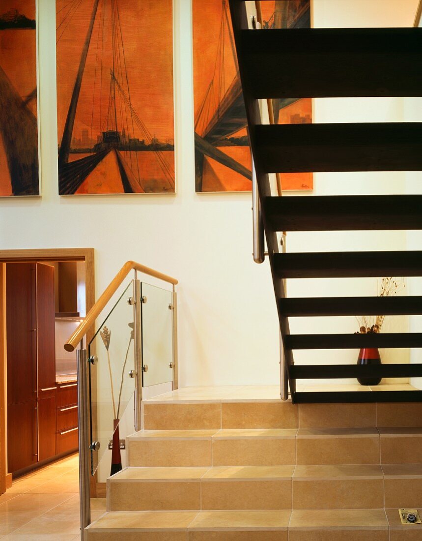 Treppe mit Steinstufen und Rückseite eines Treppenaufgangs im modernen Vorraum