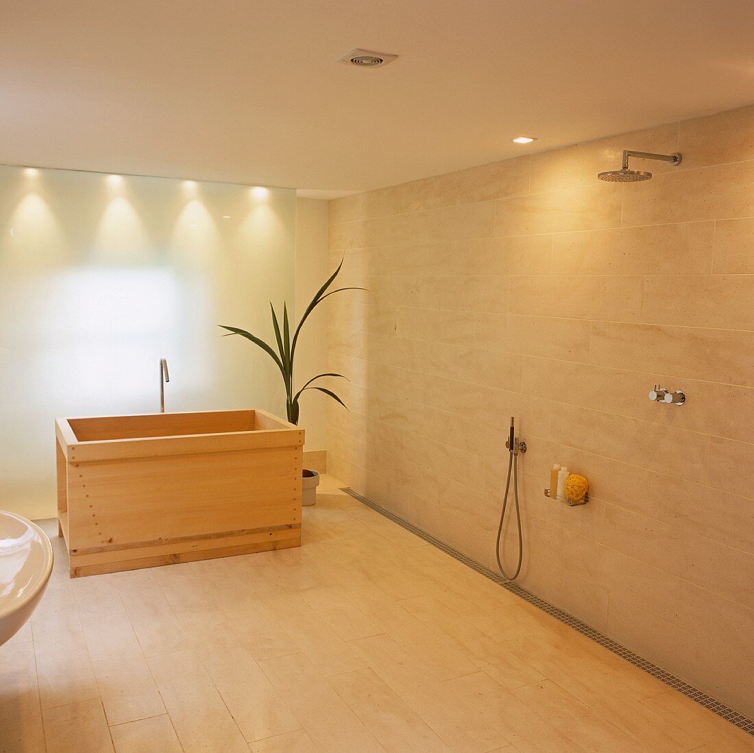 Ein eleganter Baderaum mit einem Holzbecken und Dusche