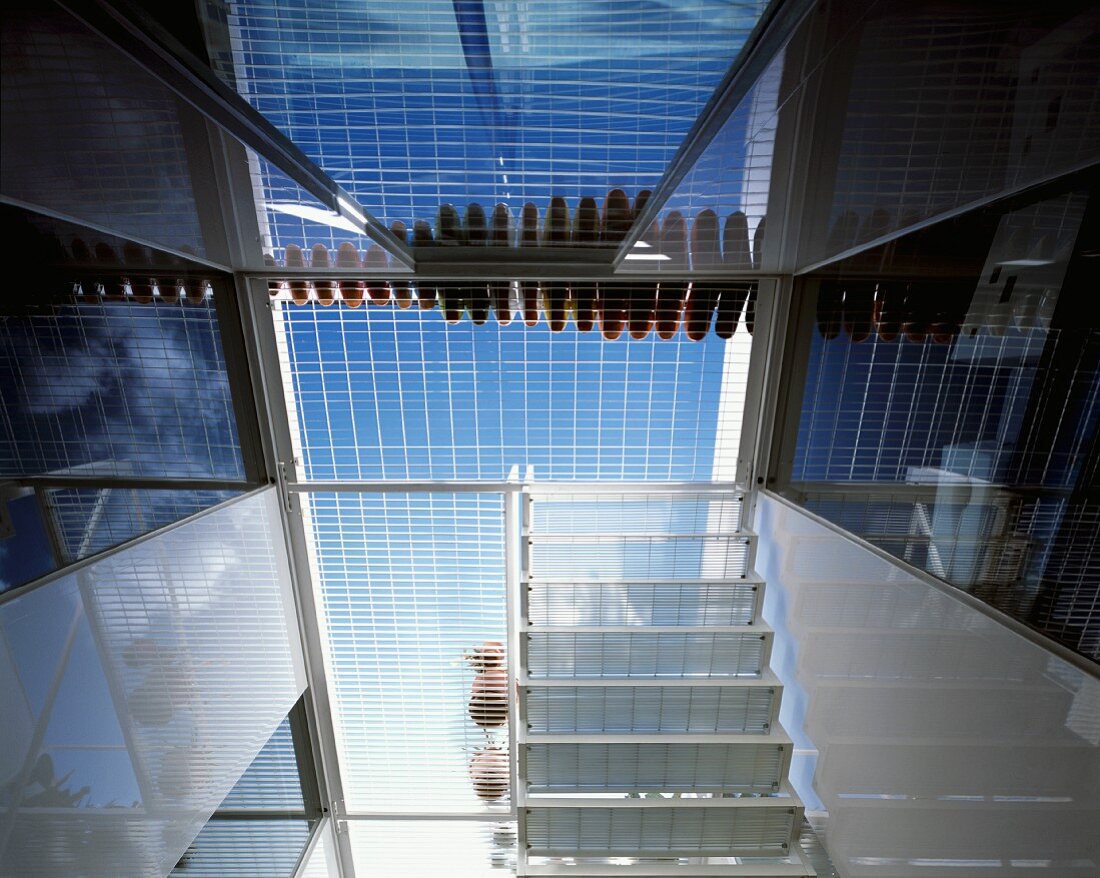 Spiegelungen und Himmelsblau durch transparenten Dachterrassenboden
