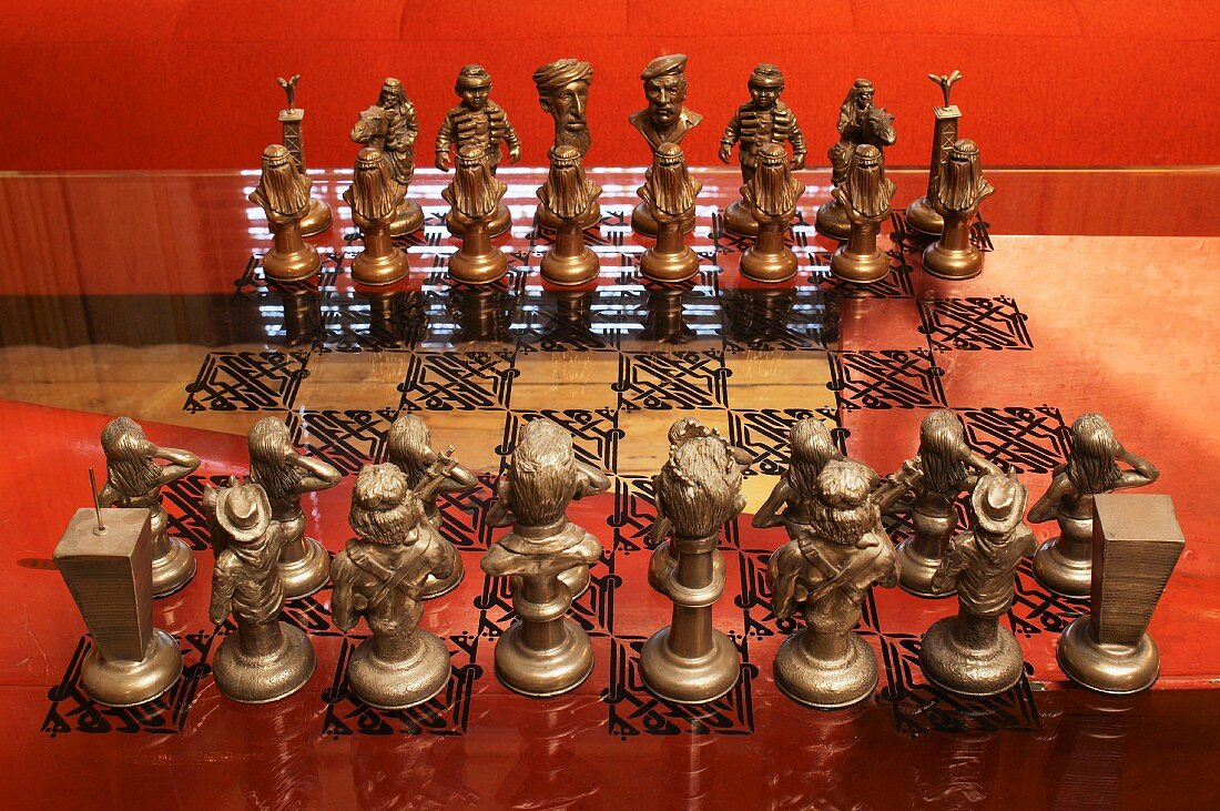 Schachfiguren auf in Glasplatte geätztem Spielfeld