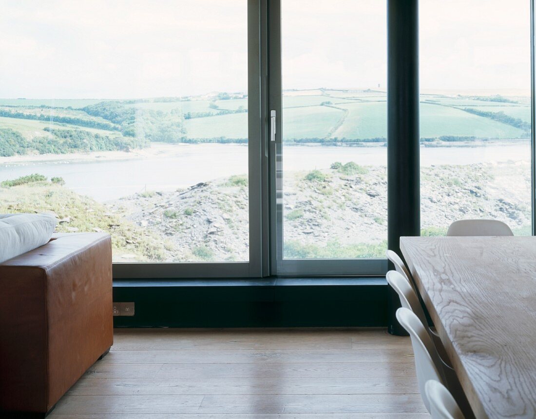 Esstisch vor Fensterschiebetüren mit Aussicht