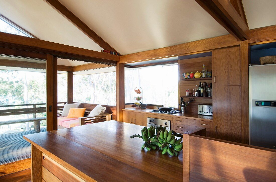 Eine Küche mit Holzfronten