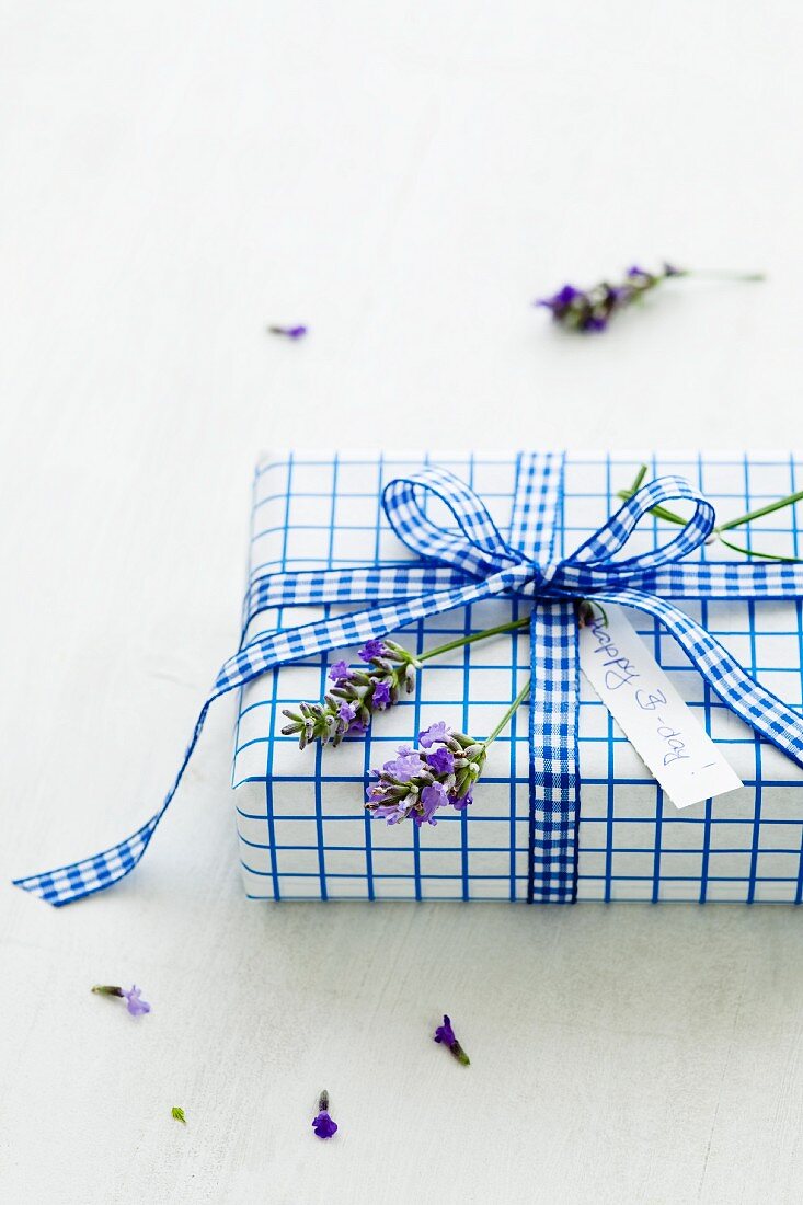 Geburtstagsgeschenk mit Lavendelblüten dekoriert