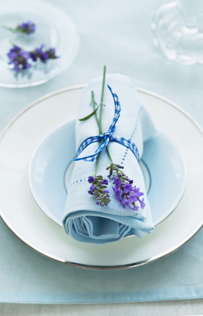 Serviette mit Lavendelblüten dekoriert