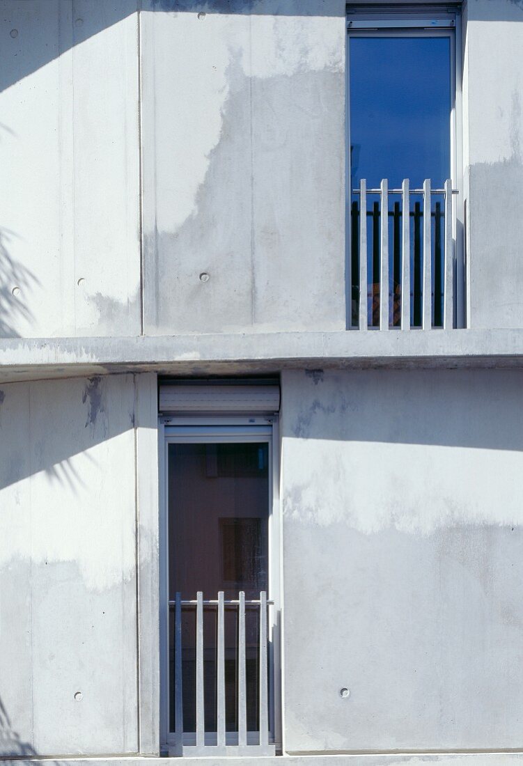 Betonfassade mit französischen Fenster und Brüstungsgeländer