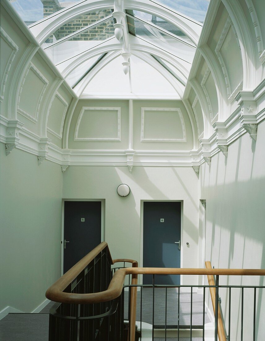 Treppenaufgang mit modernem Glasdach in klassischer Villa