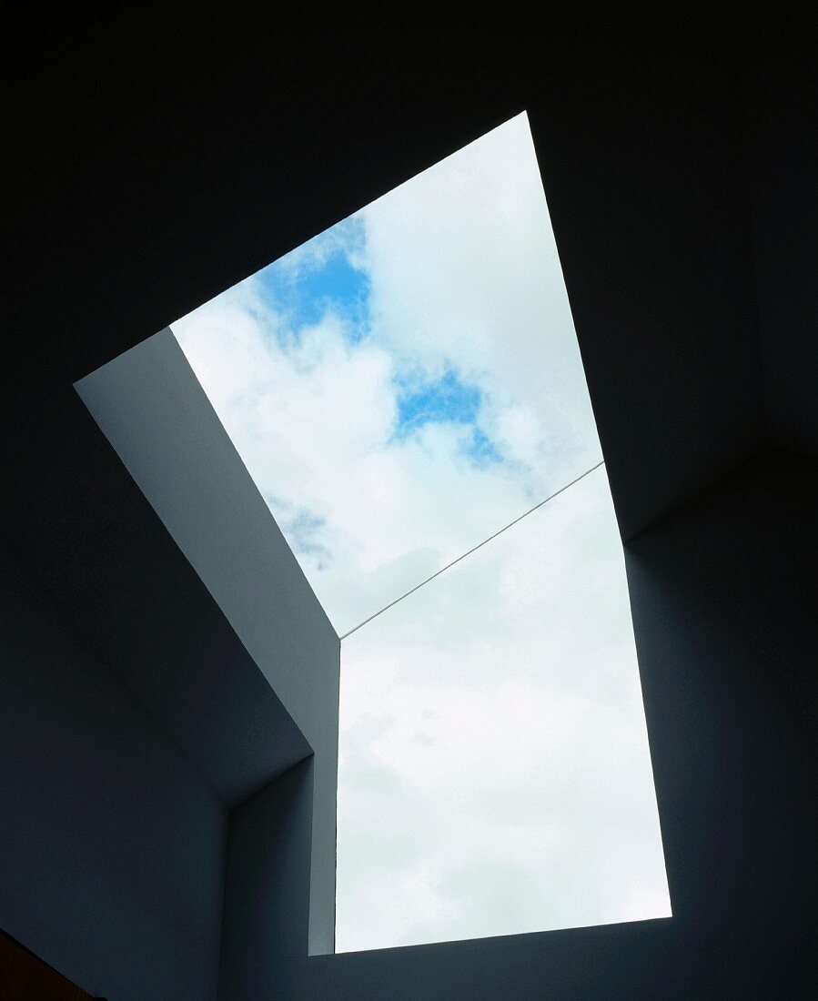 Moderne Architektur mit Oberlicht und Blick in Himmel