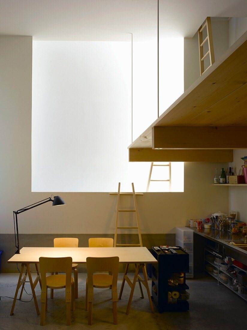 Kinderzimmer mit Galerie im zeitgenössischen Haus