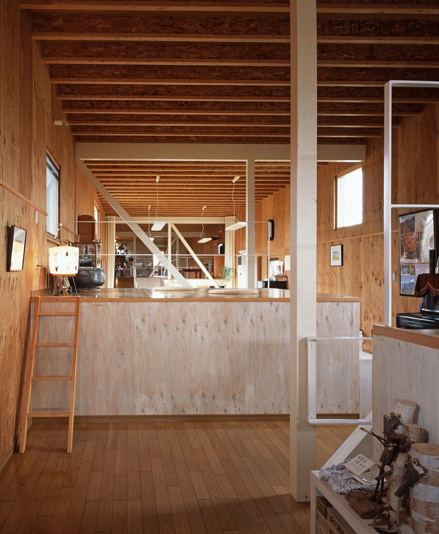 Modernes japanisches Wohnhaus mit podestartigen Einbauten und Holzverkeidung an Wand und Decke