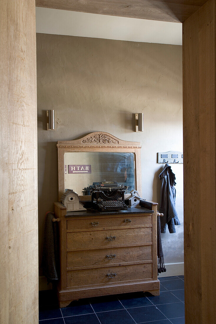 Vintage-Schreibmaschine auf antikem Holzsekretär im Flur