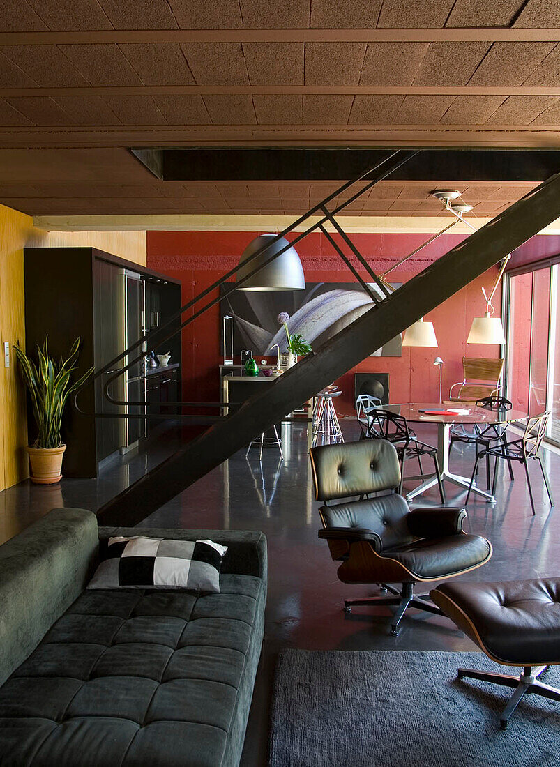 Loft-Wohnzimmer mit Designermöbeln und Farbakzenten