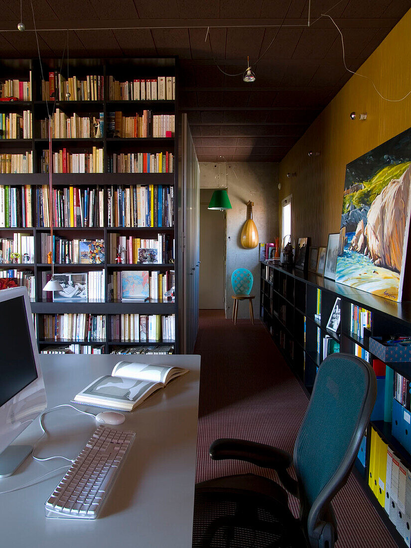 Büroecke mit Bücherregal und Schreibtisch im Wohnzimmer