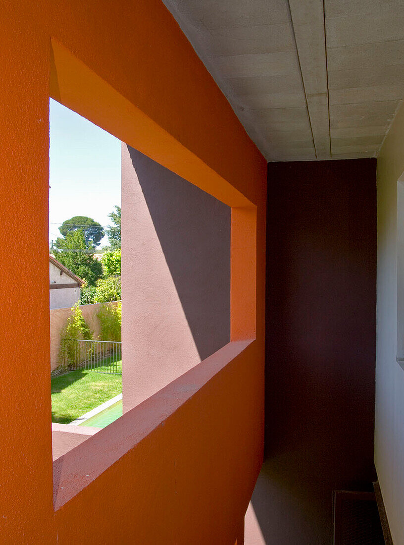 Farblich abgestimmte Wandnischen mit Blick auf den Garten