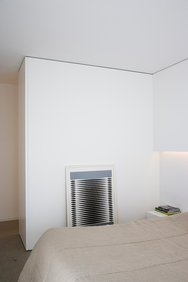 Minimalistisches Schlafzimmer mit modernem Wandbild in Schwarzweiss
