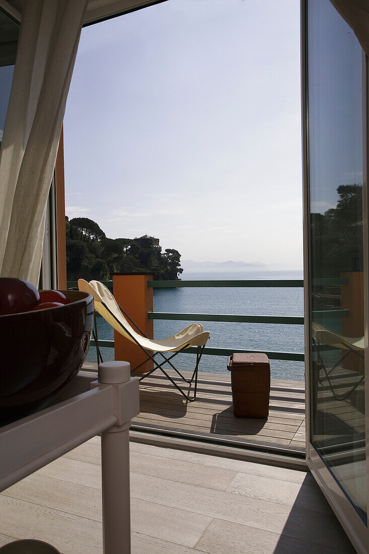 Blick von einem modernen Wohnraum auf Balkon mit Meerblick