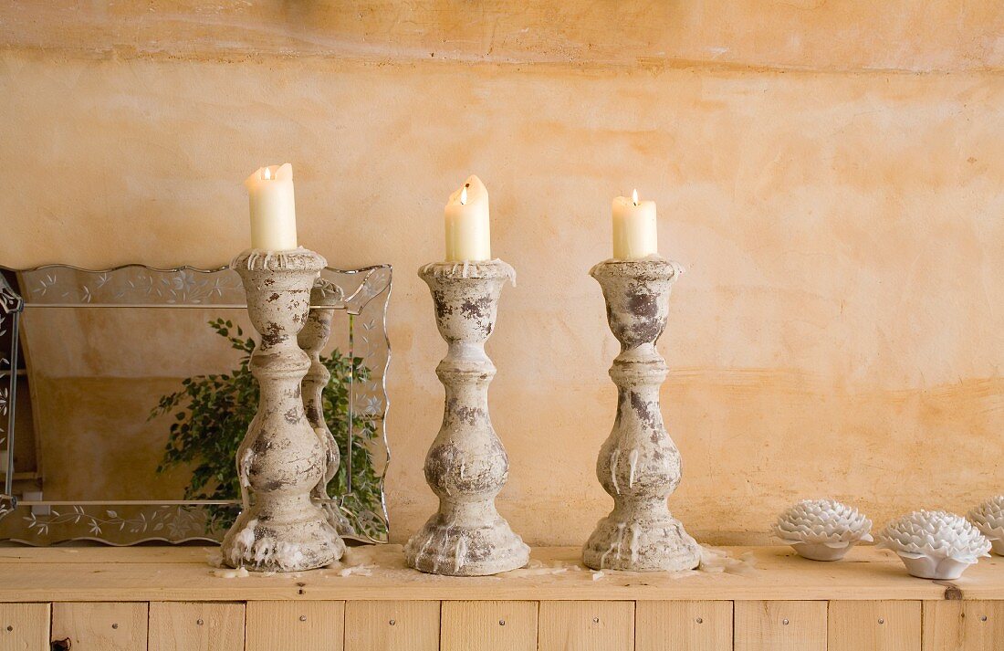 Drei Kerzenständer aus Stein
