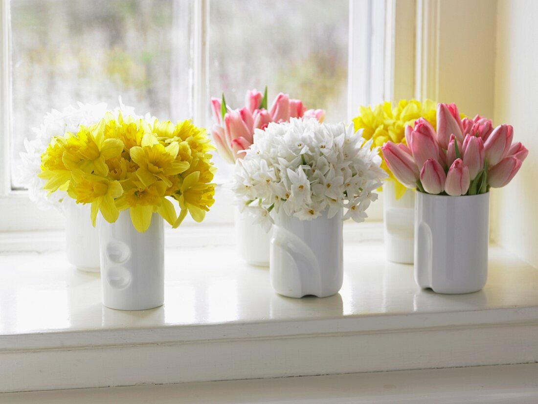 Frühlingsblumen in Vasen auf der Fensterbank