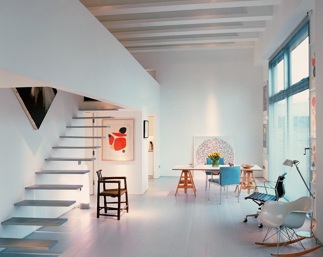 Stühle im Stilmix im offenen Wohnraum mit Treppe und Galerie