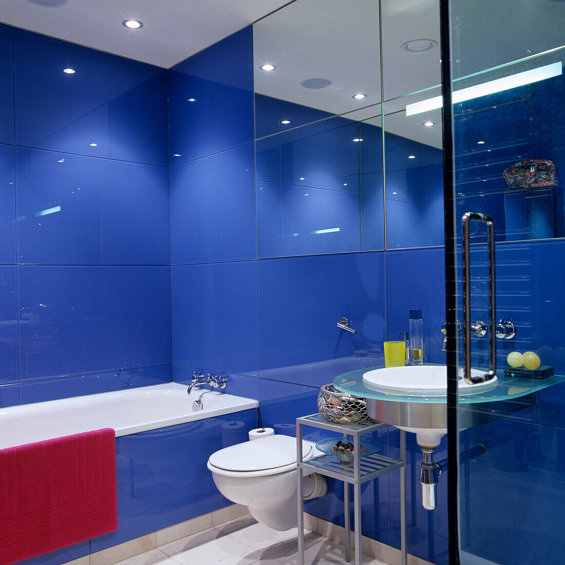 Badezimmer mit blauen Fliesen und Glasdusche