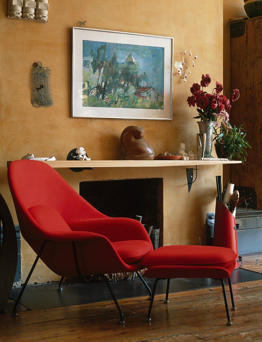 Roter Sessel mit passendem Fussschemel im 50er Jahre Stil vor Kamin