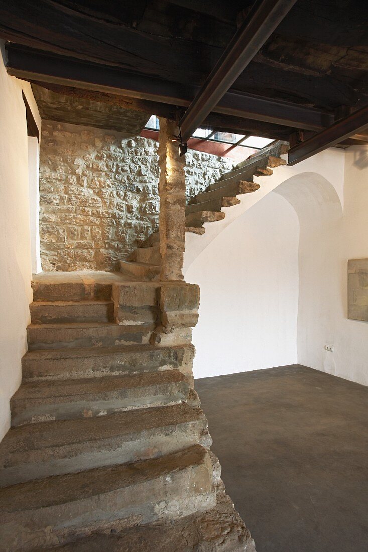 Rustikale Steintreppe im Vorraum eines mediterranen Landhauses