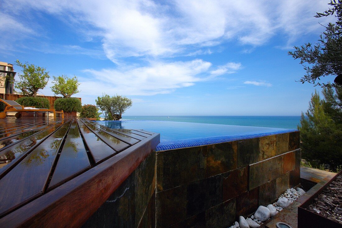 Blauer Himmel über Terrasse mit Pool