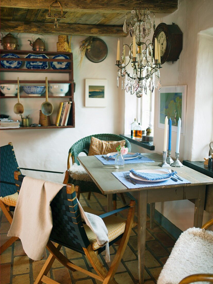 Gedeckter Tisch mit Stühlen in einer rustikalen Küche