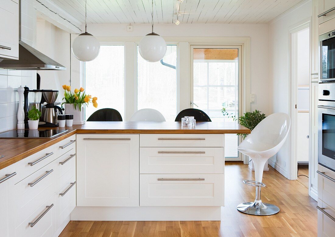 White fitted kitchen with breakfast bar